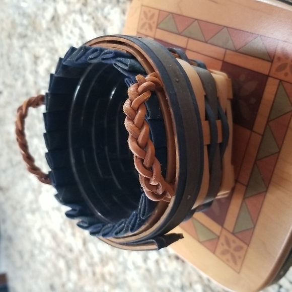 NWOT Longaberger Collectors Club Basket 1998 - Picture 2 of 6